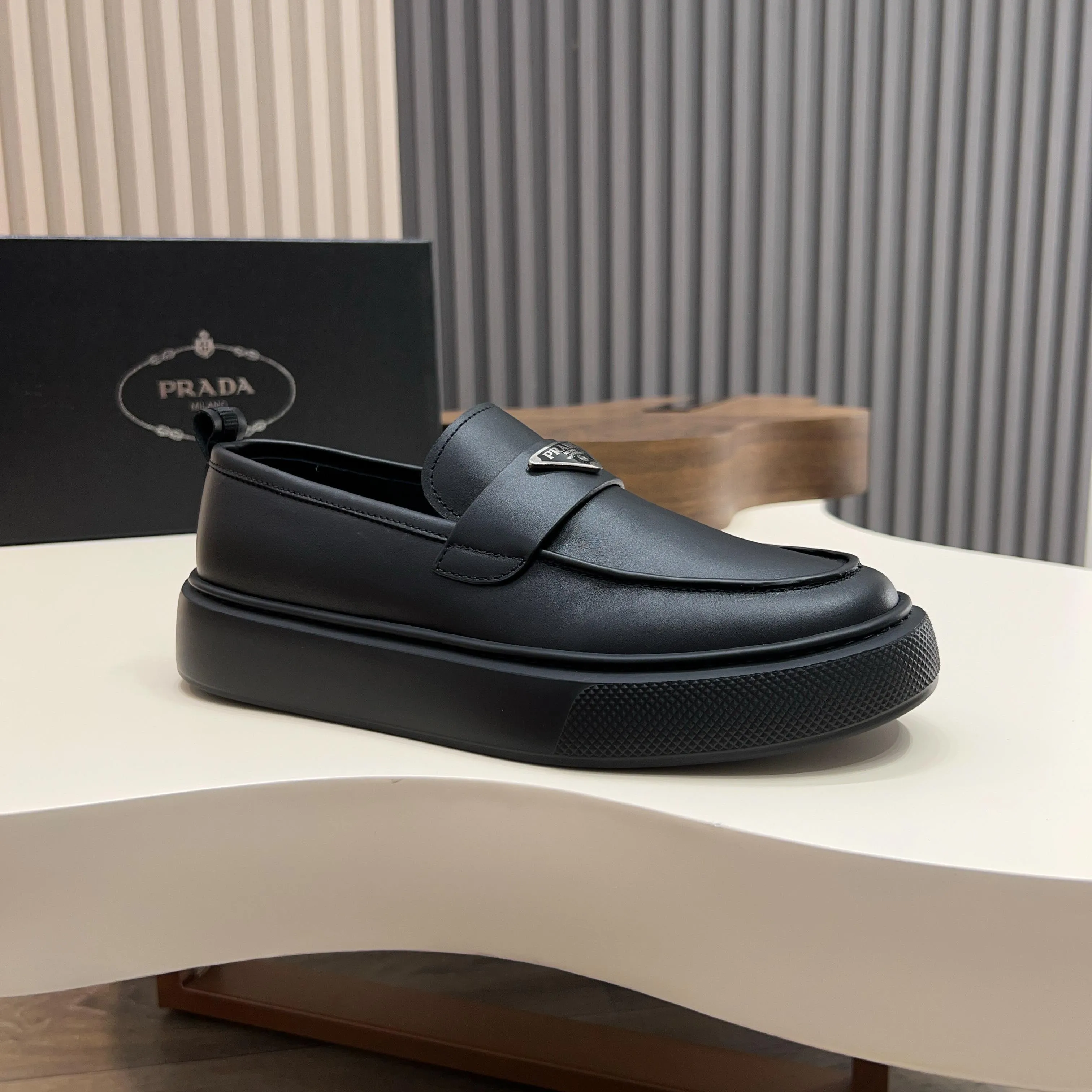 💰740 Thick-soled trendy brand (Prada) mainly promotes popular models, avant-garde and versatile fashionable men's shoes, private version molding, cowhide splicing 1:1 replica... fashionable, simple, elegant, more eye-catching and more classy, ​​it will subvert the old idea, a must-have for fashionistas who want to spend time with you! Must keep it! Tall and comfortable outsole, high-end quality workmanship. @ Code number: 39-44 38 45 can be ordered. Multiple colors are available.
